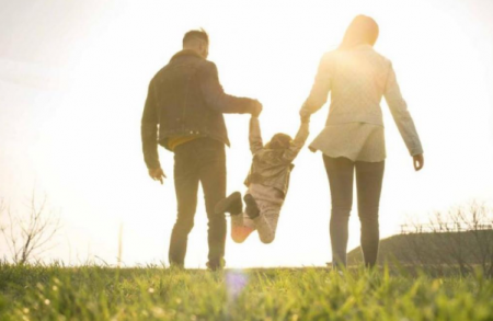 دراسة : الآباء يكونوا أكثر سعادة عندما ينتقل الأبناء للعيش وحدهم