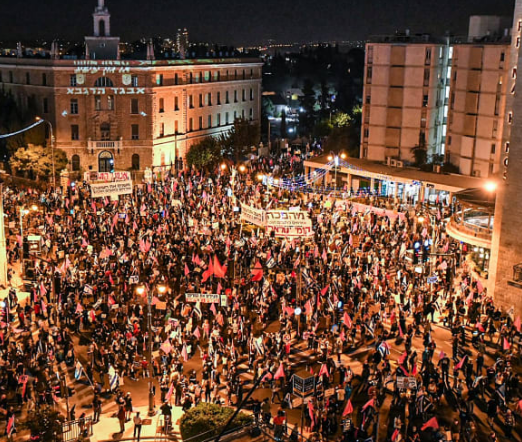 الآلاف يجددون التظاهر ضد نتنياهو وأنصاره يهاجمونهم