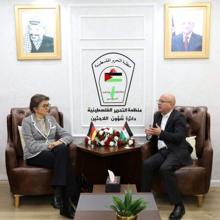 أبو هولي يبحث مع السفيرة الألمانية تحديات تمويل "الأونروا"