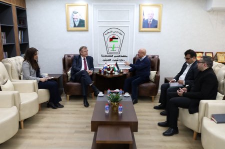 أبو هولي يبحث مع السفير الهولندي سبل دعم الاونروا وحماية ولايتها من مخاطر الاستهداف الوجودي