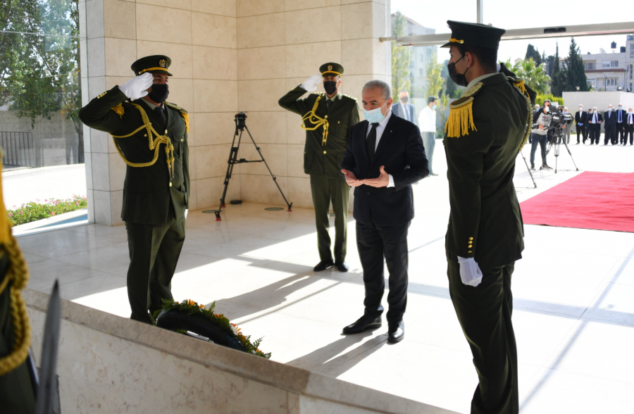 رئيس الوزراء اشتية يضع اكليلاً من الزهور على ضريح الشهيد الراحل ياسر عرفات