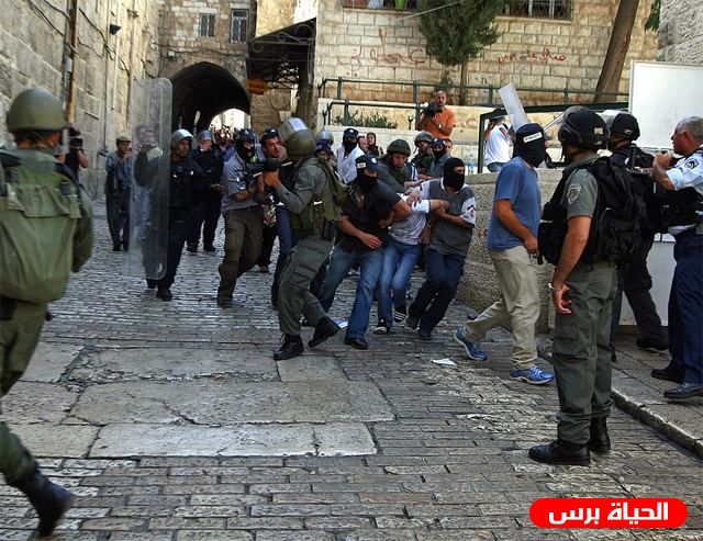 اشتباكات بالأيدي مع قوات الاحتلال داخل المسجد الأقصى
