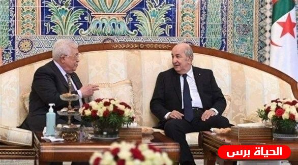 الرئيس عباس ونظيره الجزائري يتبادلان الأوسمة